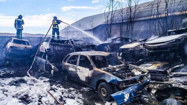 Два утилизированных автомобиля сгорели в Кандалакше